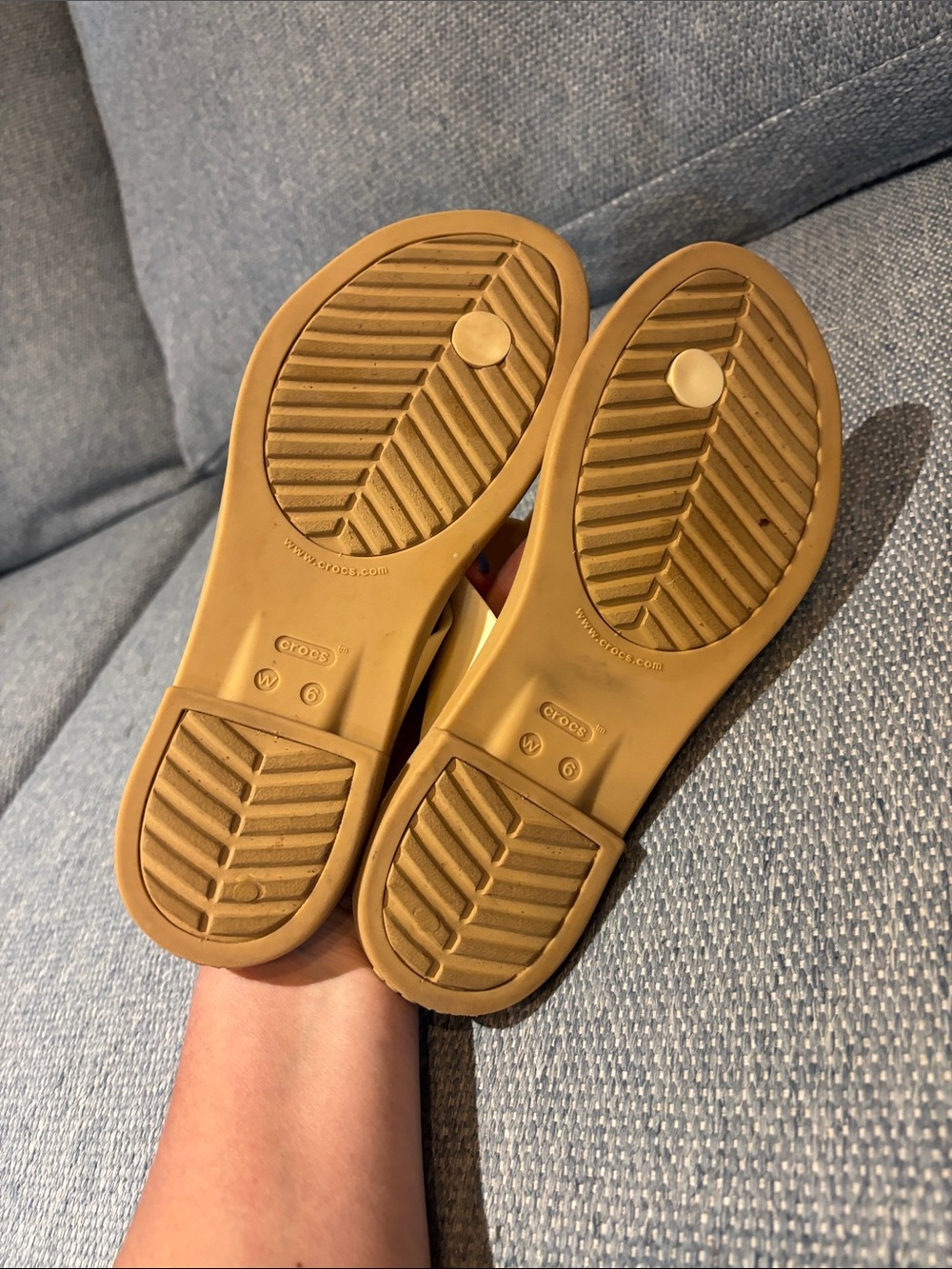 Crocs tulip flip flops! Women’s 6 - Picture 5 of 7